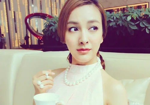 主持人吴昕照片集锦 其男友曝光或已结婚