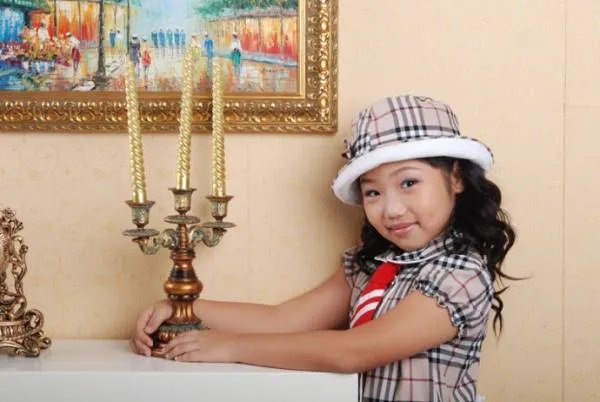 左手牵着世界右手握着蓝天是哪首歌的歌词