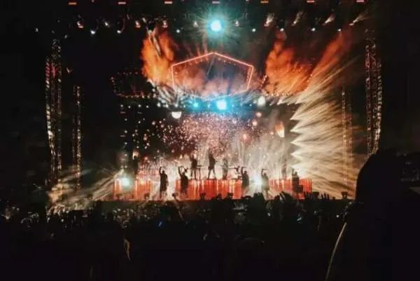 人大代表建议整顿无底线追星，你认为追星的底线是什么？