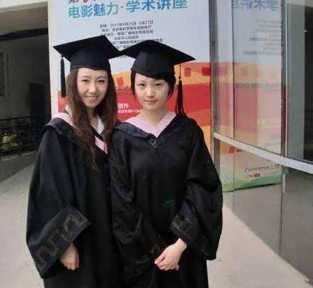 盘点小花毕业照，郑爽半截眉毛变路人，娜扎食堂吃饭戴墨镜，你认得出来吗？