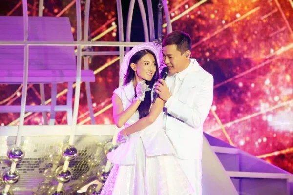 张信哲的《白月光》MV，真的有鬼影出现吗？