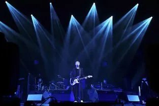 你有过哪些独自一个人去看演唱会的经历，感觉如何？