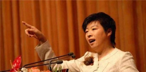 被轰下台的于丹，在跌落神坛后过得咋样了？