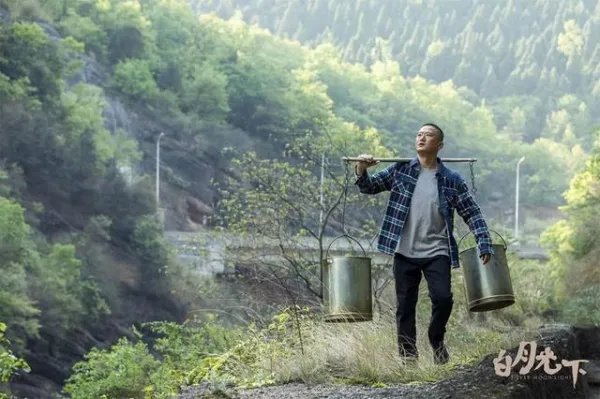 电影《白月光下》中，郭铁城、潘雨辰主演什么角色？