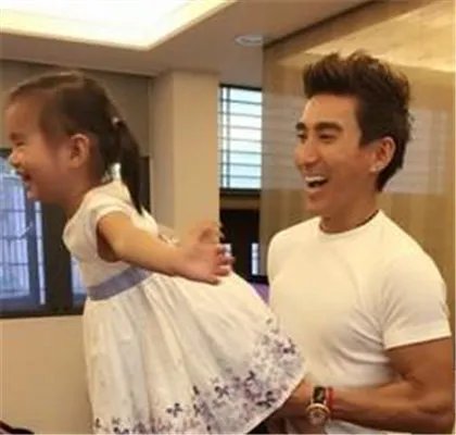 张琼姿潘若迪同坐电梯不避嫌 车震事件大公开