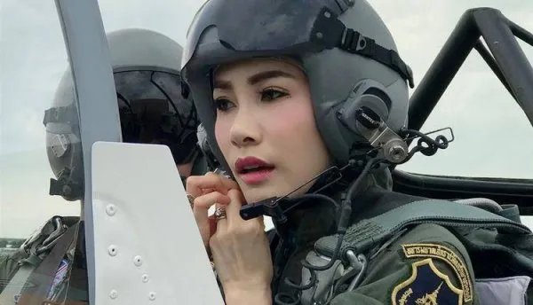 泰国国王带诗妮娜视察她曾被关监狱，诗妮娜曾遭受了怎样的委屈？