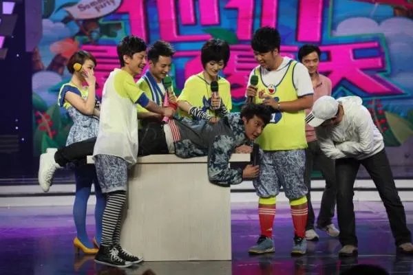 2010.6.26期快乐大本营何炅穿的是丝袜？