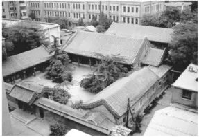 图中的建筑格局可以概括为