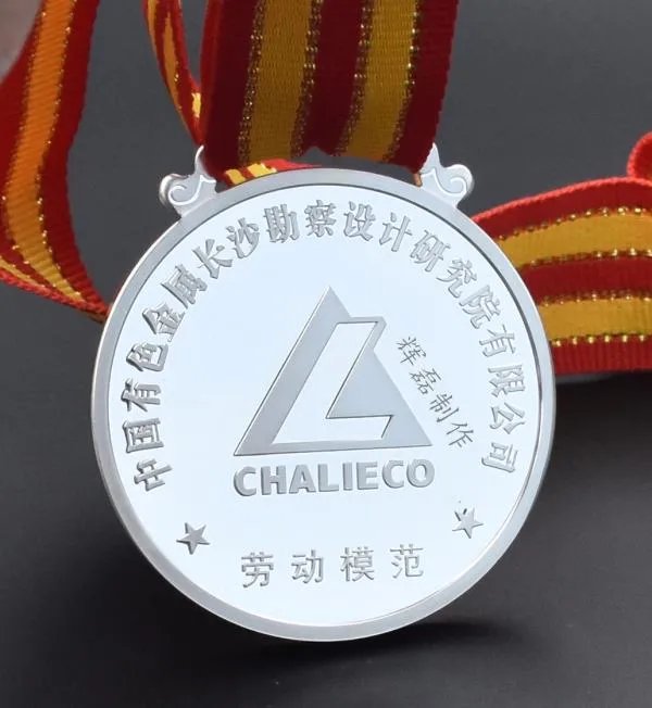 给优秀员工发什么纪念品好？