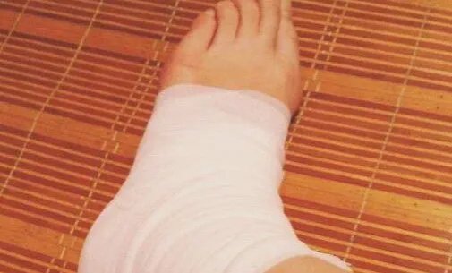 大爷烧伤后先抹盐水后抹大酱，网友调侃其在腌肉，正确做法是怎样的？