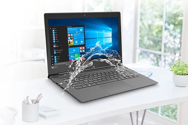 海南一女子不慎把奶茶溅到了电脑屏上，引来蚂蚁筑巢，这种情况该如何应对？