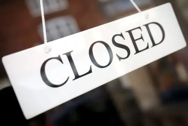 多少人等到的延迟上班通知最后变成了裁员或公司倒闭？