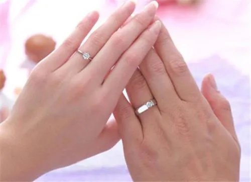 男女婚戒的正确戴法图 男左女右戒指的戴法和意义