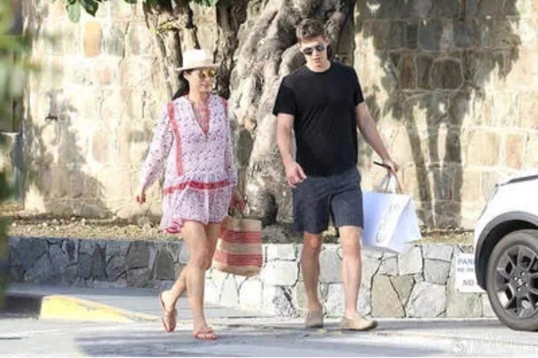 邓文迪和23岁嫩模男友分手，如今邓文迪前男友已经又寻新欢？