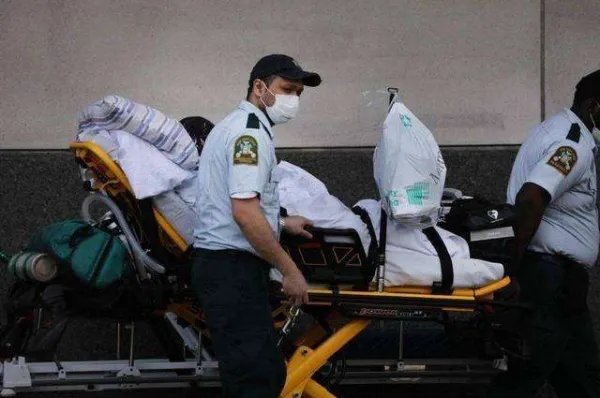 美国疫情死亡人数超过15万，为什么美国人好像无所谓？