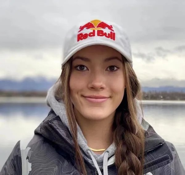 谷爱凌夺得女子大跳台的冠军，她取得冠军后是什么反应？