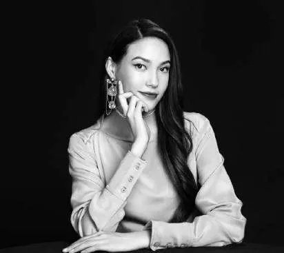 谷爱凌夺得女子大跳台的冠军，她取得冠军后是什么反应？