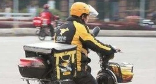 司机肇事逃逸被外卖小哥劝回，如何评价外卖小哥的行为？