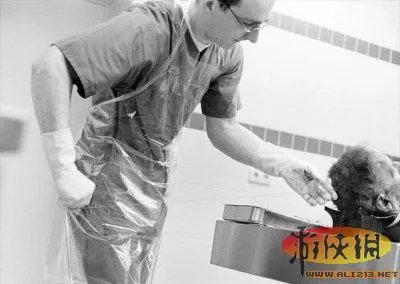 实拍法医解剖室解剖尸体的真实场面 恐怖震撼