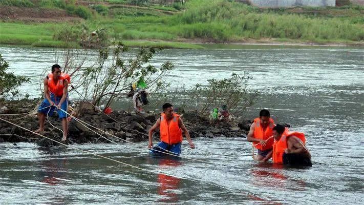 商丘一的哥跳湖救出轻生女子，全身湿透默默离开，他的善举拯救了什么？