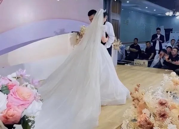 同小区3位新郎同名同姓同一天结婚,新郎新娘同名同姓同年同月同日生