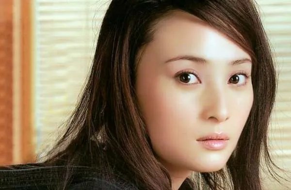 陈建斌比蒋勤勤大多少岁？