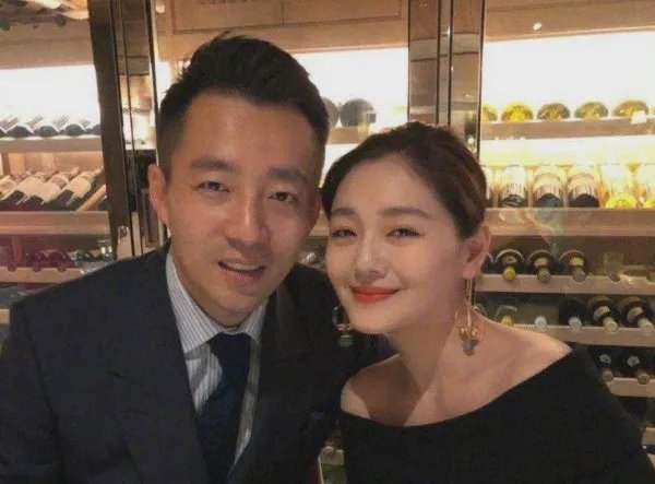 徐妈妈流泪谈女儿离婚原因，大S因汪小菲的爷们脾气过得很辛苦，你怎么看？