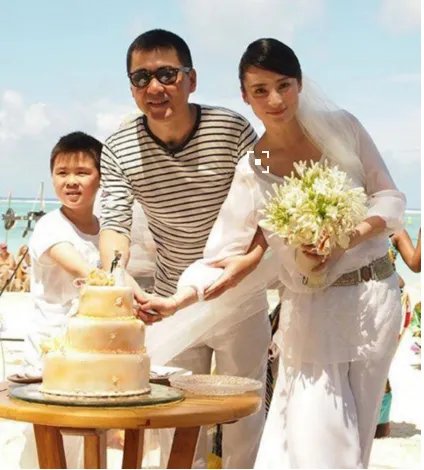 陈建斌比蒋勤勤大多少岁？