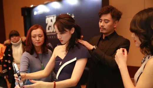 陈龙和章龄之结婚多年却还像甜蜜的恋人一般，他们之间有怎样的爱情故事？