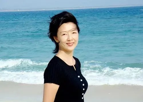 手语老师周晔，直播25年“不说话”，一开口想给朱广权一巴掌，为什么？