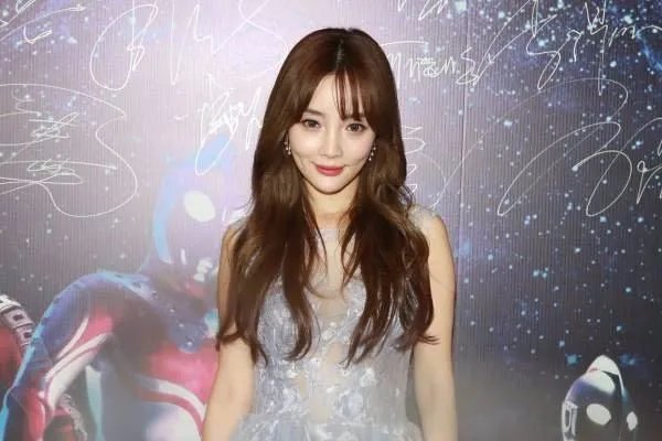 李小璐PG ONE秀恩爱视频流出，为什么李小璐和贾乃亮到现在都没有官宣离婚？