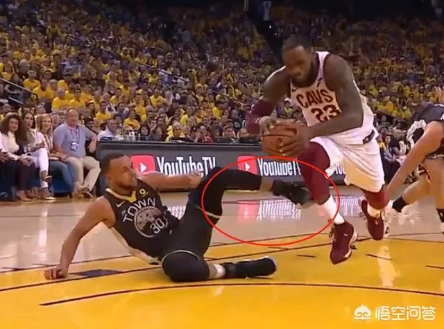 总决赛G2,明明是库里阻挡詹姆斯犯规，为什么裁判给了泰伦卢技术犯规？