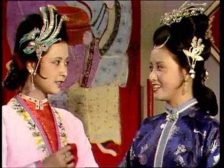 贾母为何戴眼镜细瞧尤二姐？