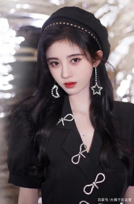 王思聪公开diss鞠婧祎，实名点赞黑小鞠内容，网友感叹：有何仇怨？