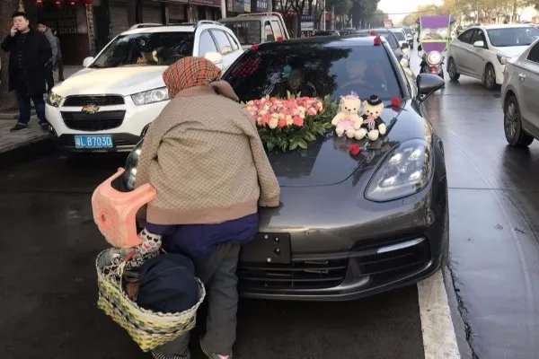 组团拦婚车十几次讨要红包，这些老人的做法应如何对待？