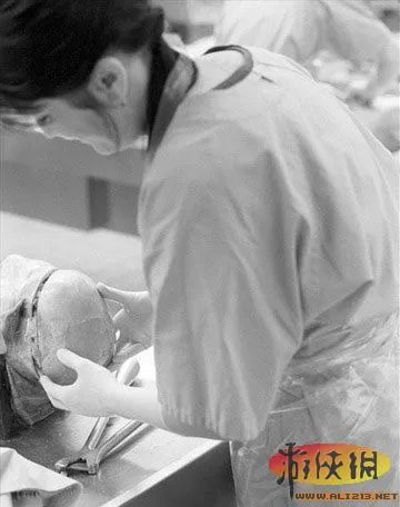 实拍法医解剖室解剖尸体的真实场面 恐怖震撼