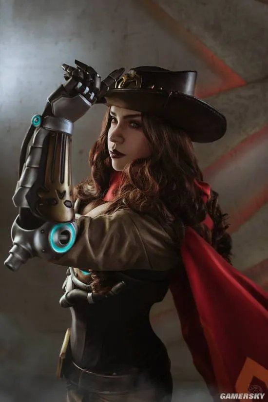 《守望先锋》性转COS 麦克雷胸前藏“雷”半藏身材火辣