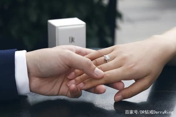 钻石价格一般多少钱,一克拉钻石价格大概是多少人民币?