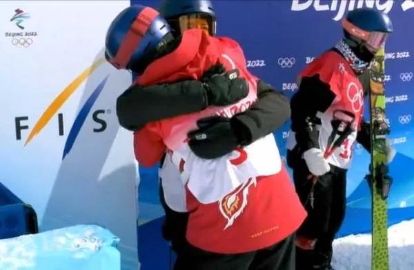 谷爱凌为夺金对手鼓掌庆祝，她的格局有多大？