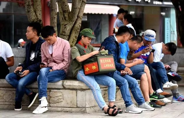 集体合影留念照片写什么？