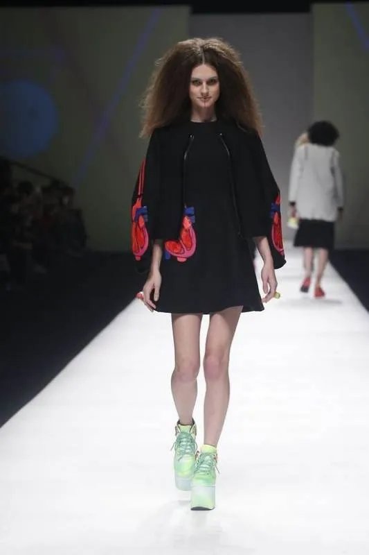 何老师和华晨宇撞衫的那件枚红色衣服的品牌是啥