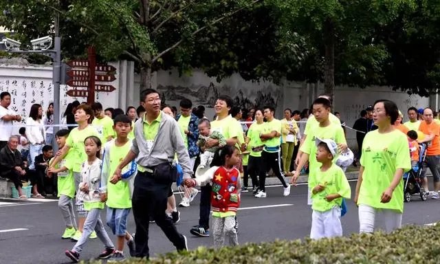 集体合影留念照片写什么？