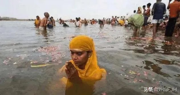 印度恒河水葬，新冠尸体也不例外，河内的鱼能吃吗？