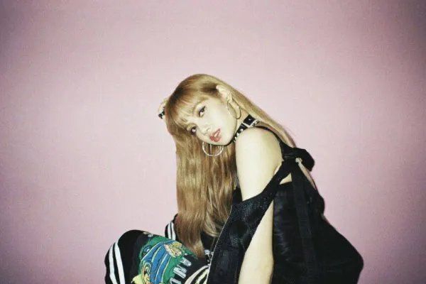 lisa是泰国和哪的混血？