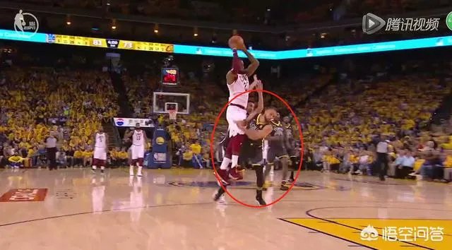 总决赛G2,明明是库里阻挡詹姆斯犯规，为什么裁判给了泰伦卢技术犯规？