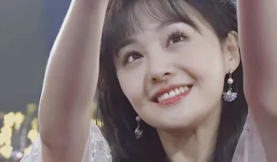 如何看待郑爽生日会上重温一起来看流星雨的行为？