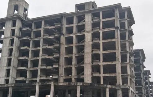 云南昆明,七年烂尾楼被爆破拆除,那些买了房子的人该咋办?