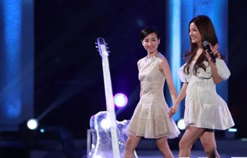 致青春赵薇董洁牵手演绎   《达人秀》刘烨唱歌跑调被吐槽