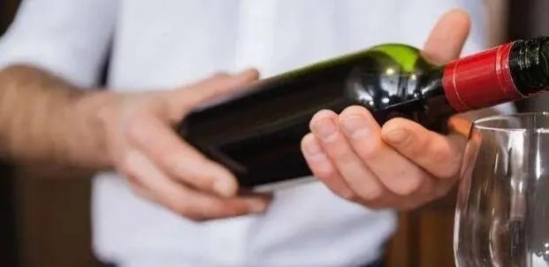 倒红酒的正确方法