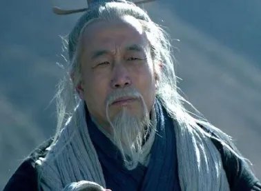 范增与项羽的关系如何？范增为其提供了哪些帮助？